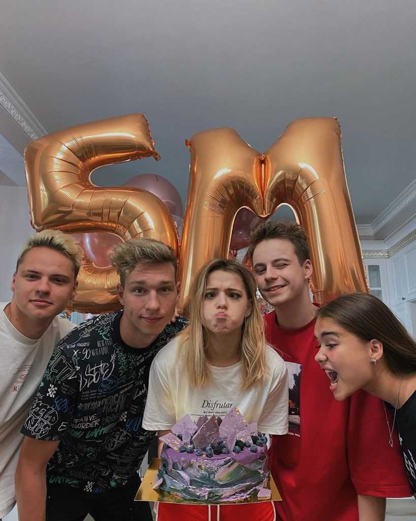 Топ-10 самых популярных тиктокеров в россии и мире | epicstars