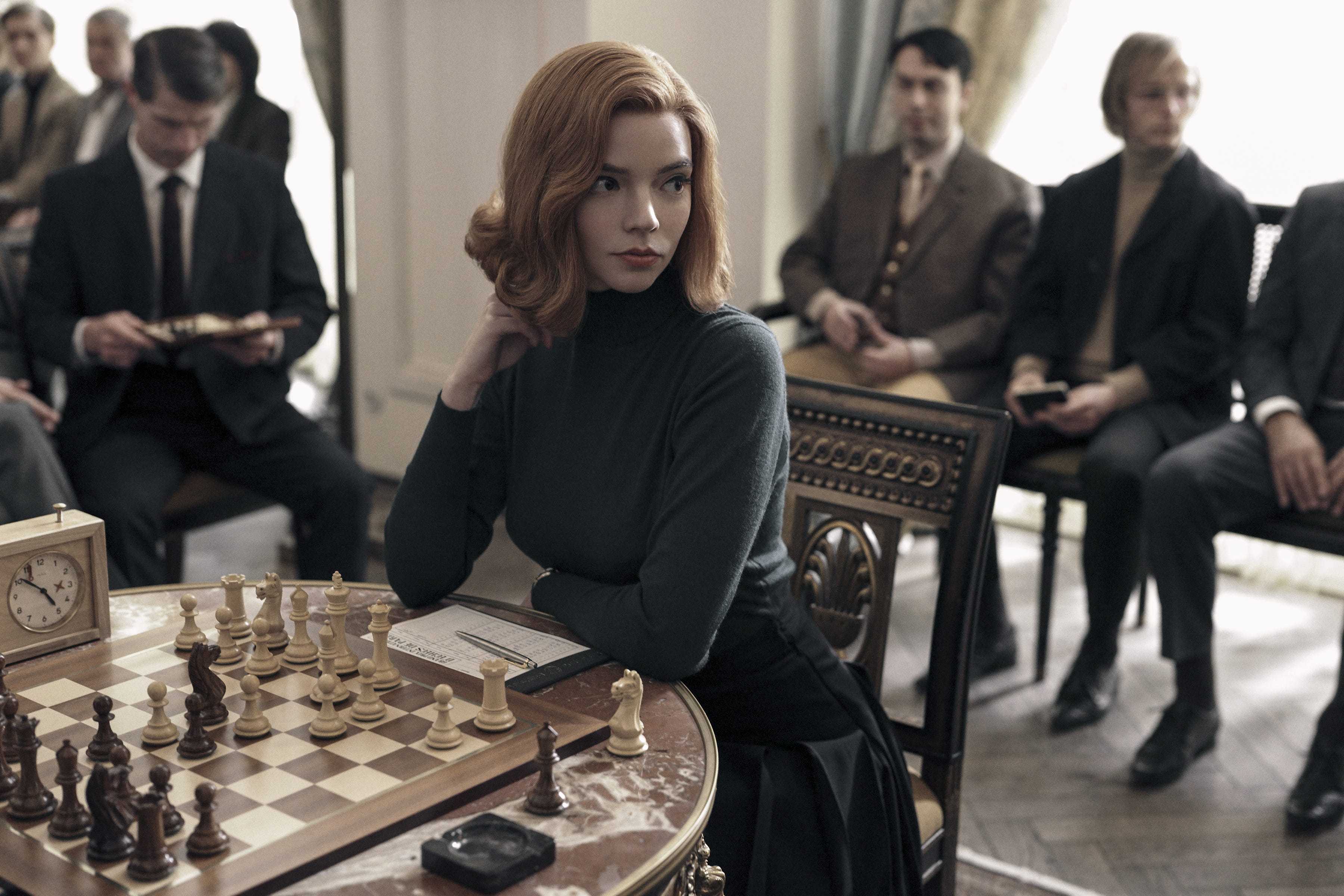 Стриминговый сервис Netflix осенью 2020 года порадовал поклонников драмы новой премьерой, представив сериал Ход королевы, снятый режиссером Скоттом Фрэнком по одноименному роману американского писателя Уолтера Тевиса